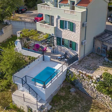 In Veliko Brdo Mit Privatem Pool Makarska